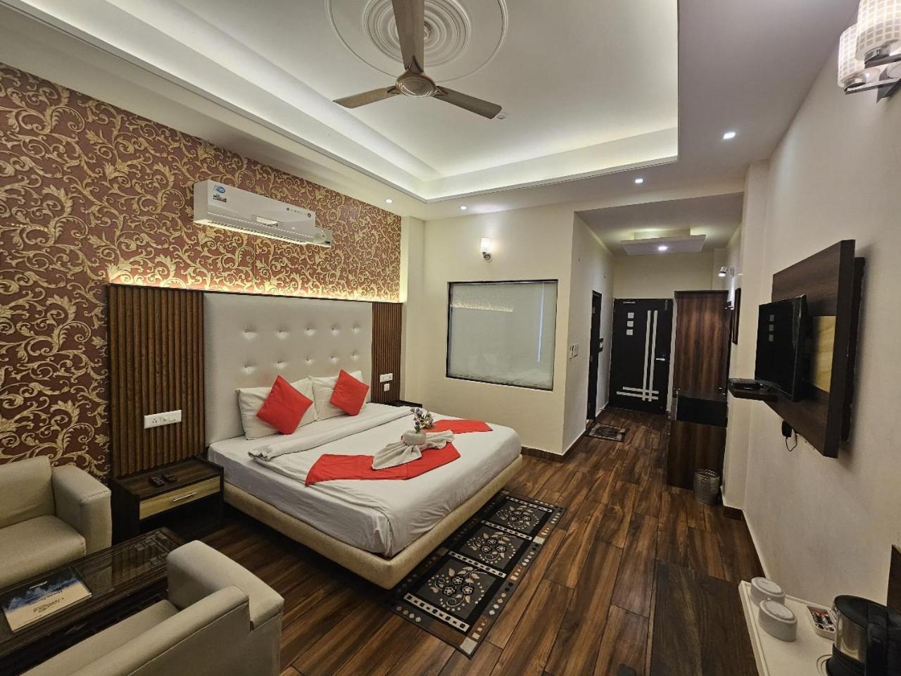 Hotel Kasauli View !! Balcony Rooms ! Terrace ! Restaurant ! Main Highway ! Garden !! Buitenkant foto